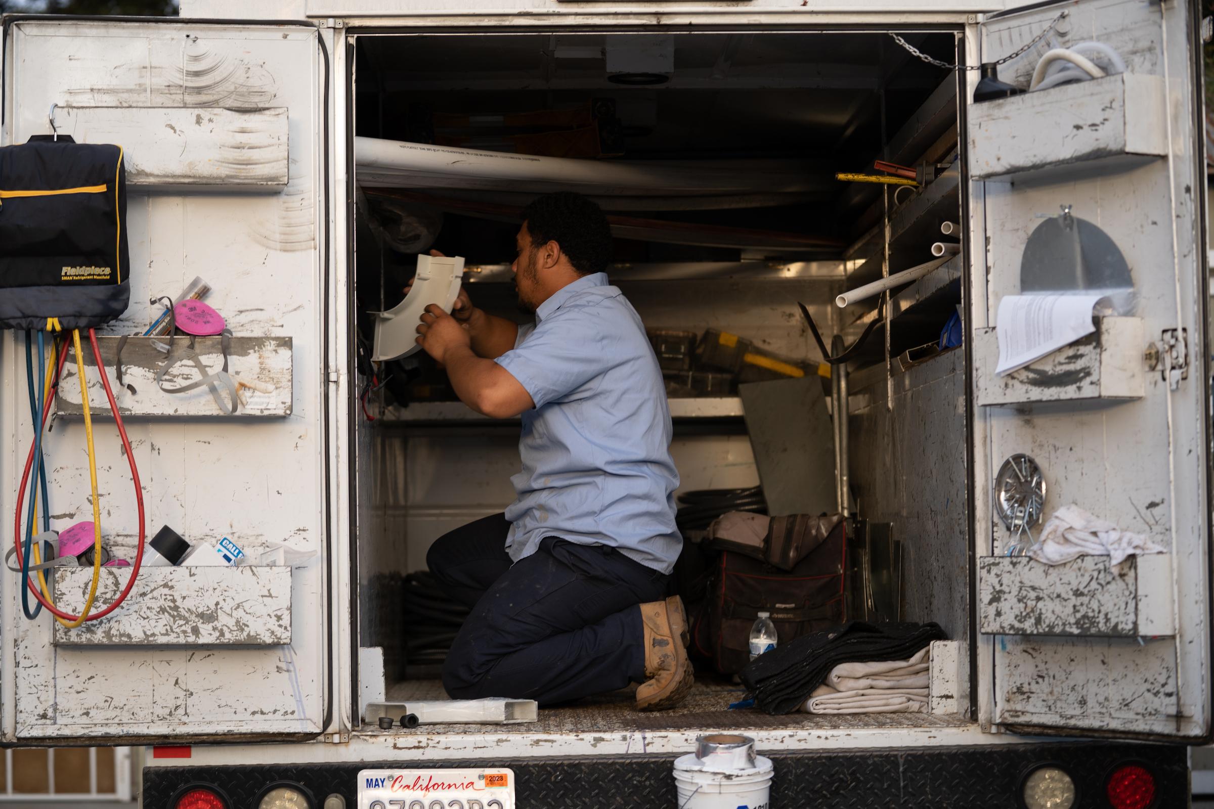 Hassler Technician In Truck 半岛全站手机客户端哈斯勒技术员在卡车里
