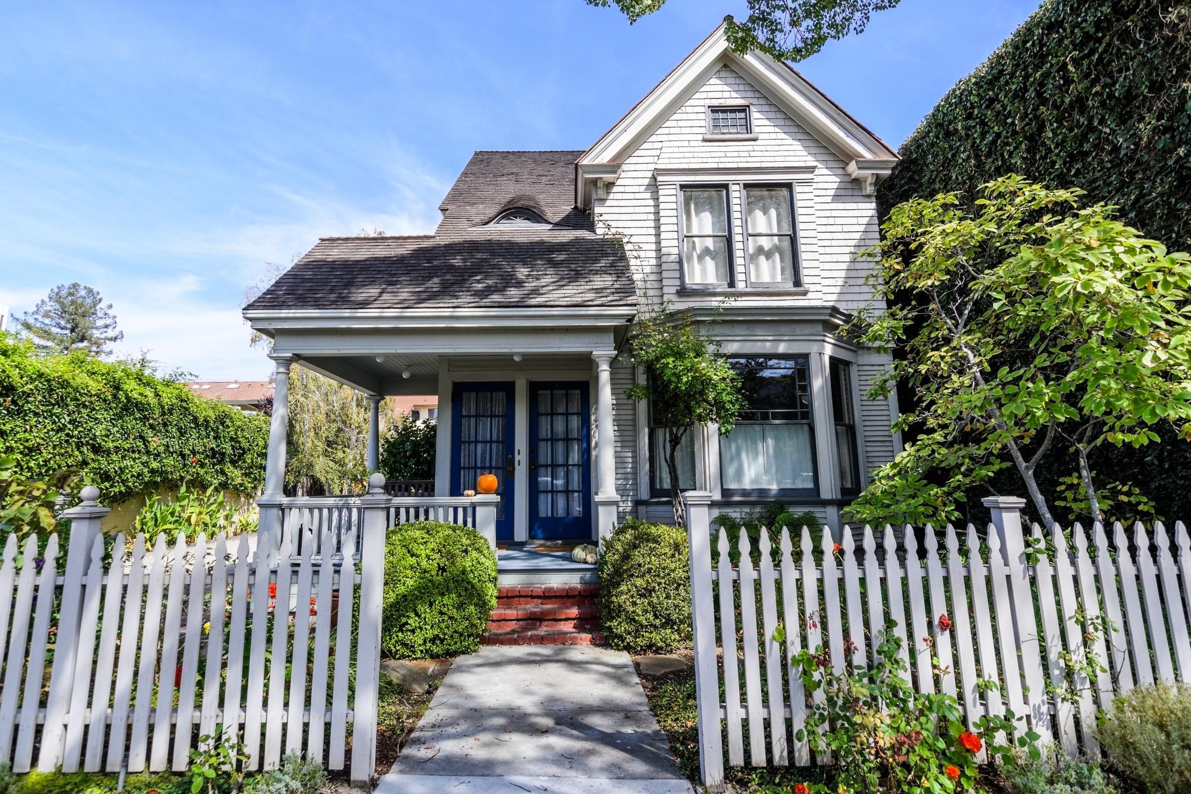 East Bay California residential home with small pumpkin on porch 加州东湾住宅,门廊上有小南瓜