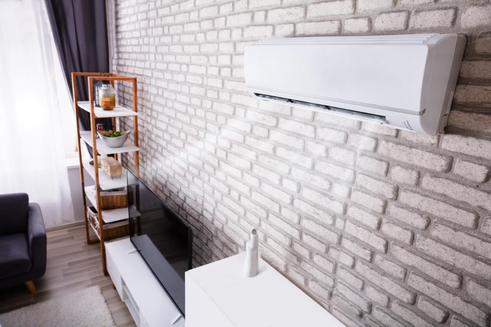 heat pump blowing air into living room 热泵将空气吹进客厅