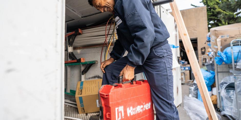 半岛全站手机客户端哈斯勒科技在卡车里