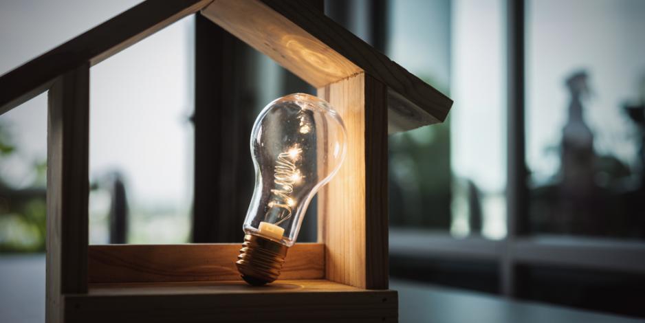light bulb with model house, home electricity concept 灯泡与模型的房子,家里电概念